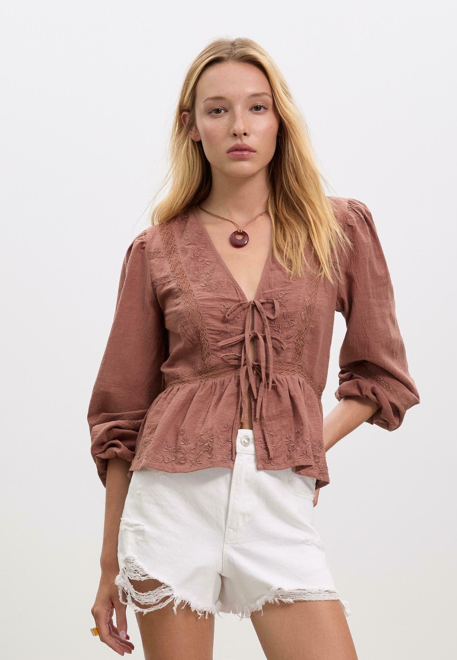 Блуза Stradivarius EMBROIDERED KNOT, Mottled Brown
Блуза Stradivarius EMBROIDERED KNOT, Mottled Brown