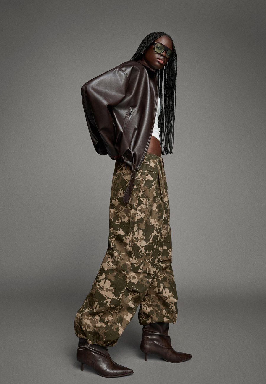 Брюки Bershka PARACHUTE , Sand
Брюки Bershka PARACHUTE , Sand