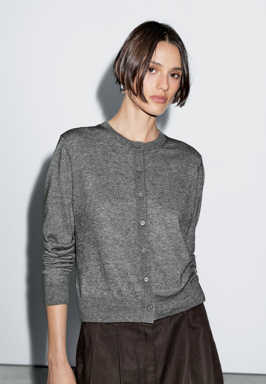 Кардиган Massimo Dutti BUTTONED WITH CREW NECK, Grey
Кардиган Massimo Dutti BUTTONED WITH CREW NECK, Grey