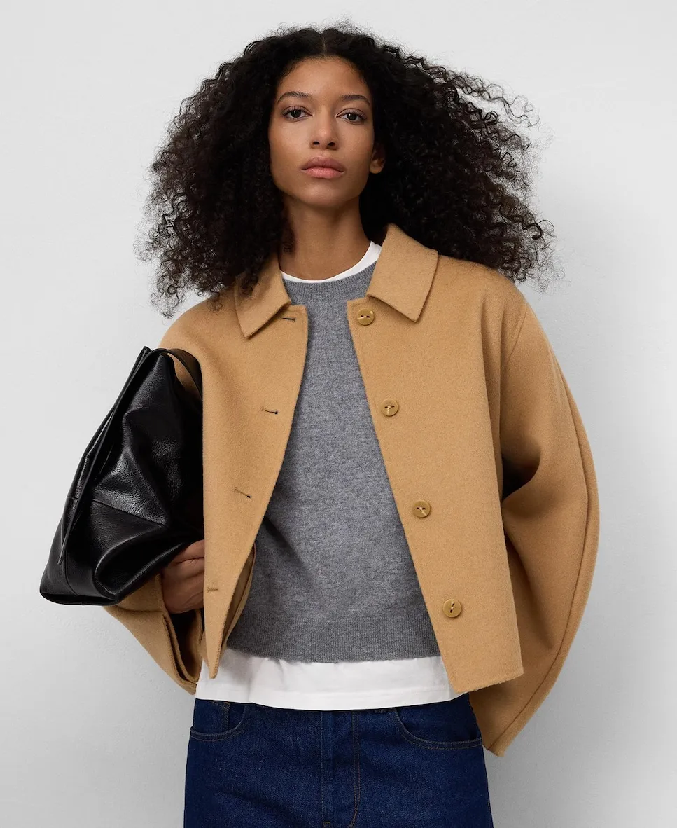 Женское пальто из шерстяной ткани в стиле короткой куртки с накидкой на спине Adolfo Dominguez, песочный
Женское пальто из шерстяной ткани в стиле короткой куртки с накидкой на спине Adolfo Dominguez, песочный