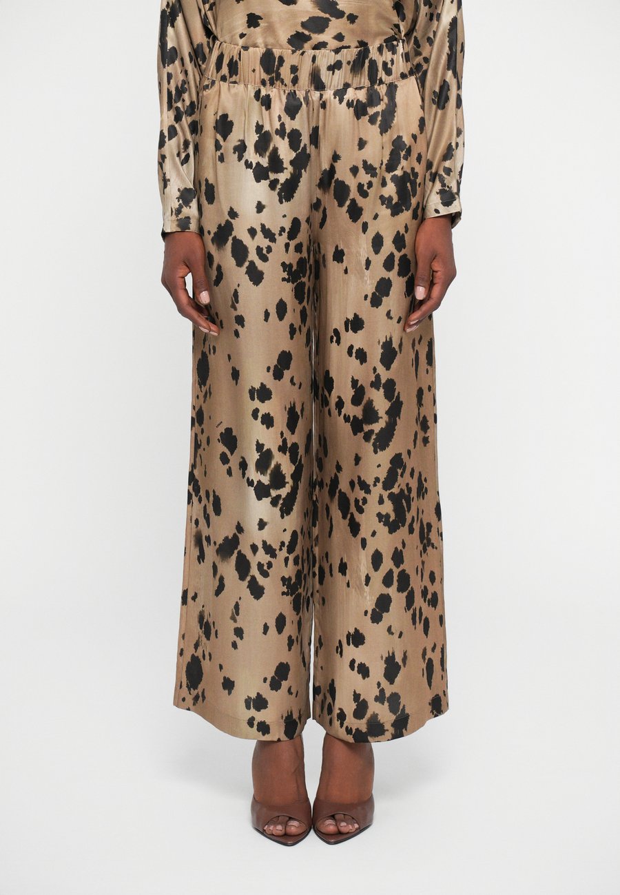 Брюки AERON CRUST PANTS, Beige
Брюки AERON CRUST PANTS, Beige