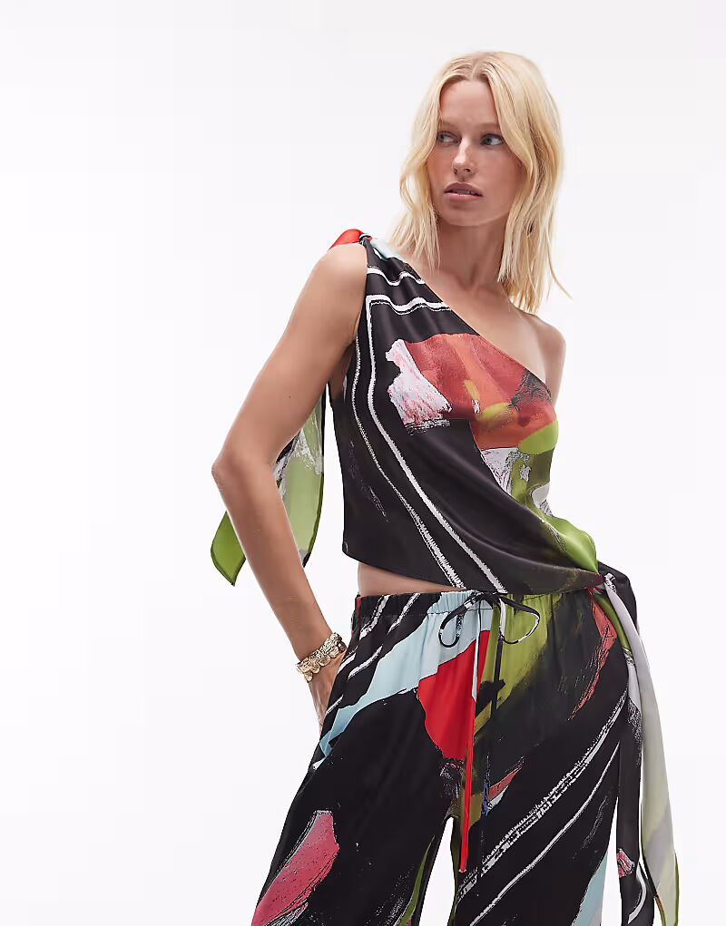 Топ Topshop из атласа на одно плечо с завязками сбоку и принтом в виде шарфа
Топ Topshop из атласа на одно плечо с завязками сбоку и принтом в виде шарфа