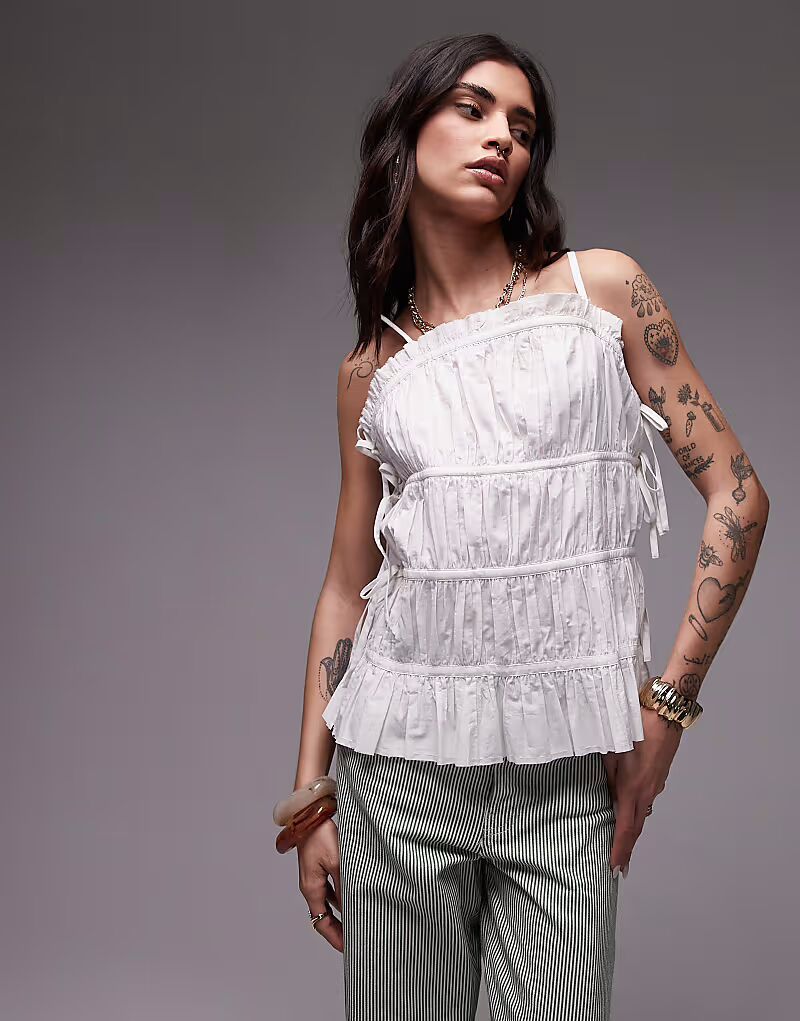 Топ из поплина с плиссировкой и ярусами цвета слоновой кости Topshop
Топ из поплина с плиссировкой и ярусами цвета слоновой кости Topshop