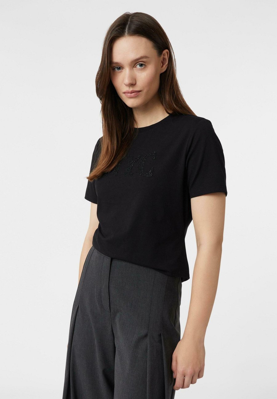 Футболка comma Print T-shirt, Schwarz/Black, Черный, Футболка comma Print T-shirt, Schwarz/Black
Футболка comma Print T-shirt, Schwarz/Black, Черный, Футболка comma Print T-shirt, Schwarz/Black