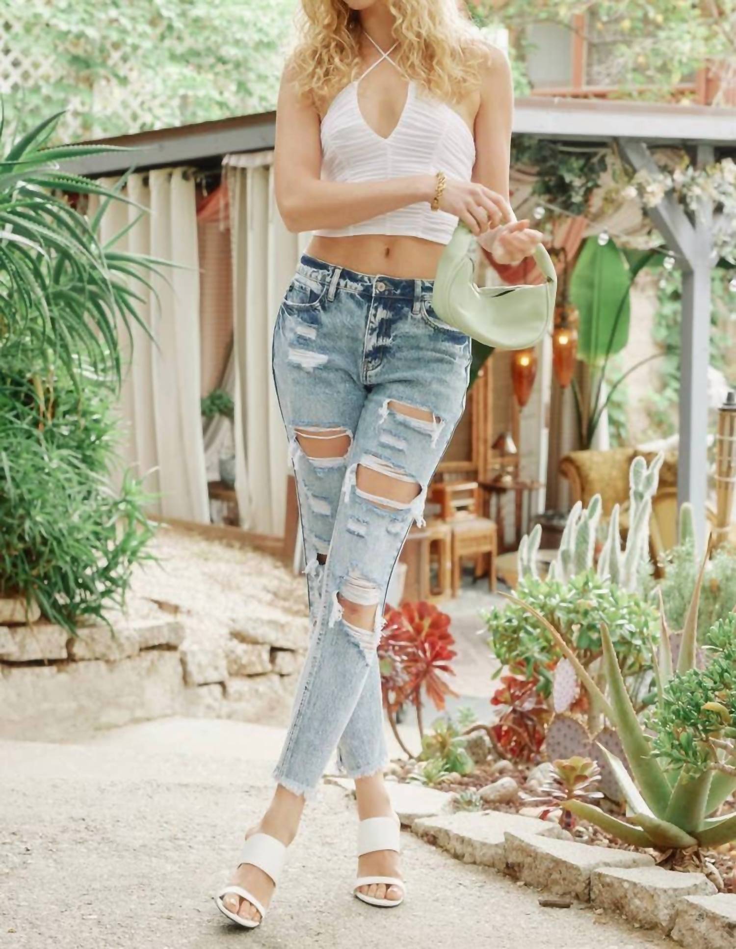 Высокие расслабленные зауженные джинсы-бойфренды в синем цвете KanCan
Высокие расслабленные зауженные джинсы-бойфренды в синем цвете KanCan