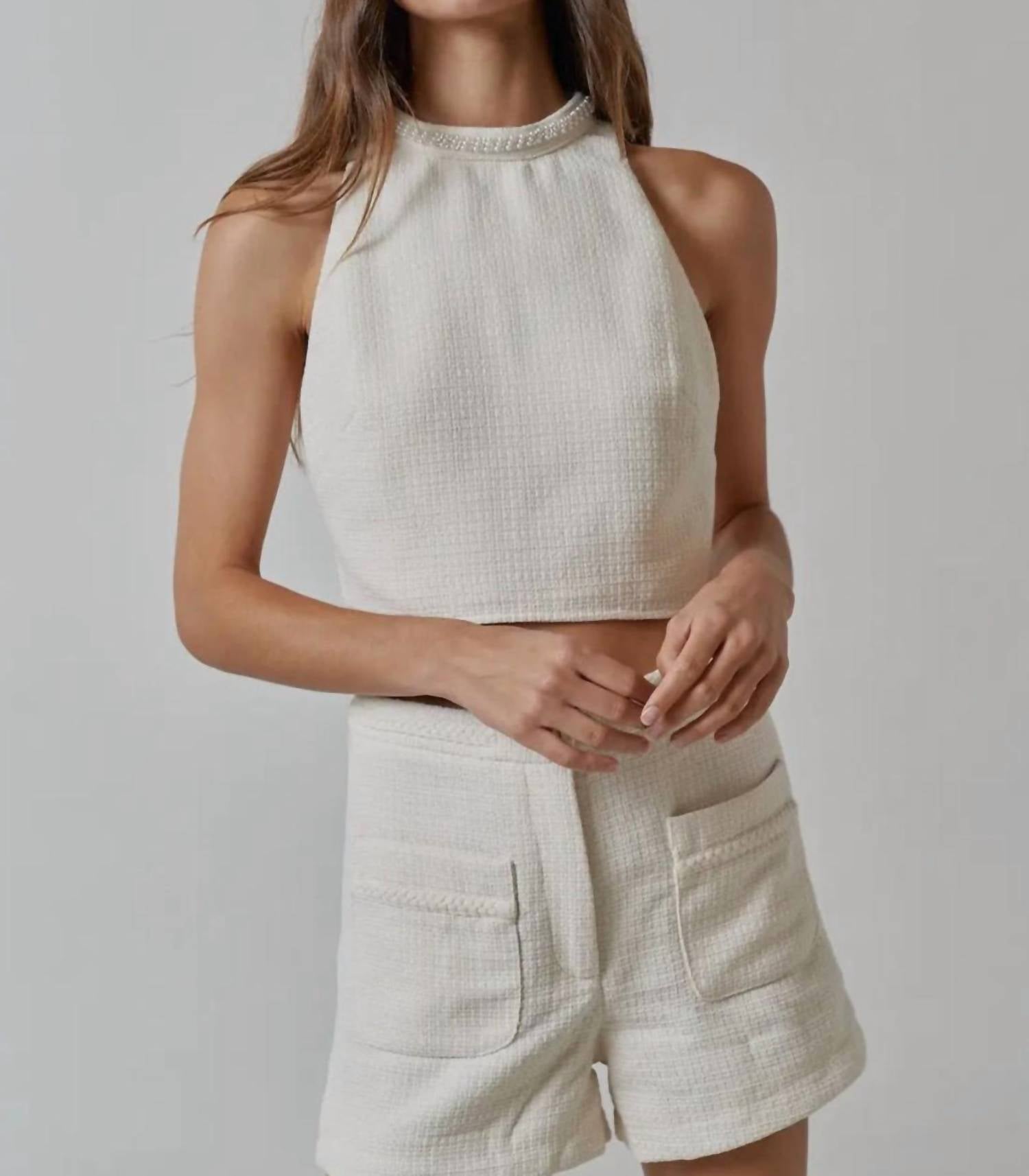 Комплект из топа-халтера и шорт с жемчужной отделкой в цвете Off-White lalavon
Комплект из топа-халтера и шорт с жемчужной отделкой в цвете Off-White lalavon