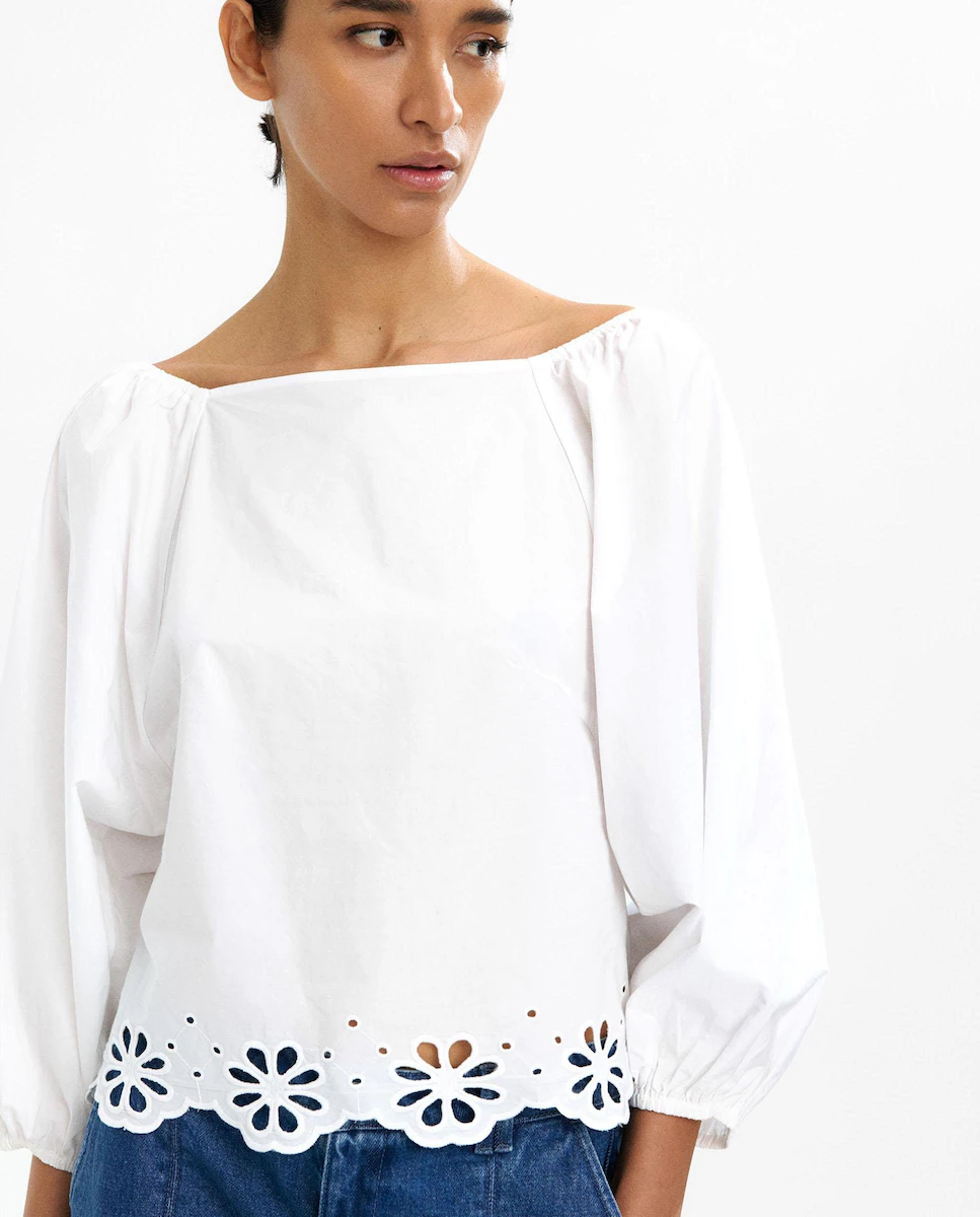 Женская блуза 100% хлопок с вырезом лодочкой и перфорированным низом с цветочным принтом Parfois, белый 
Женская блуза 100% хлопок с вырезом лодочкой и перфорированным низом с цветочным принтом Parfois, белый