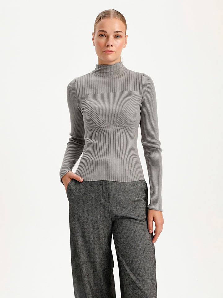 Пуловер BGN, серый
Пуловер BGN, серый