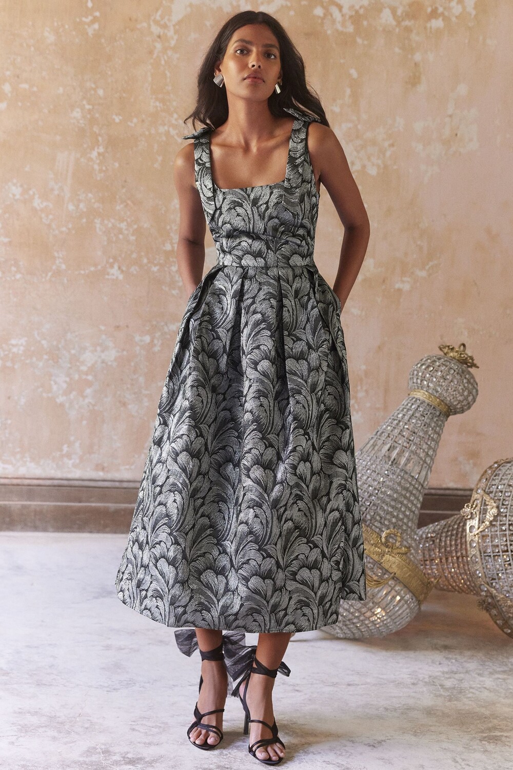 Платье миди из жаккарда с перьями Love & Roses, серебряный
Платье миди из жаккарда с перьями Love & Roses, серебряный