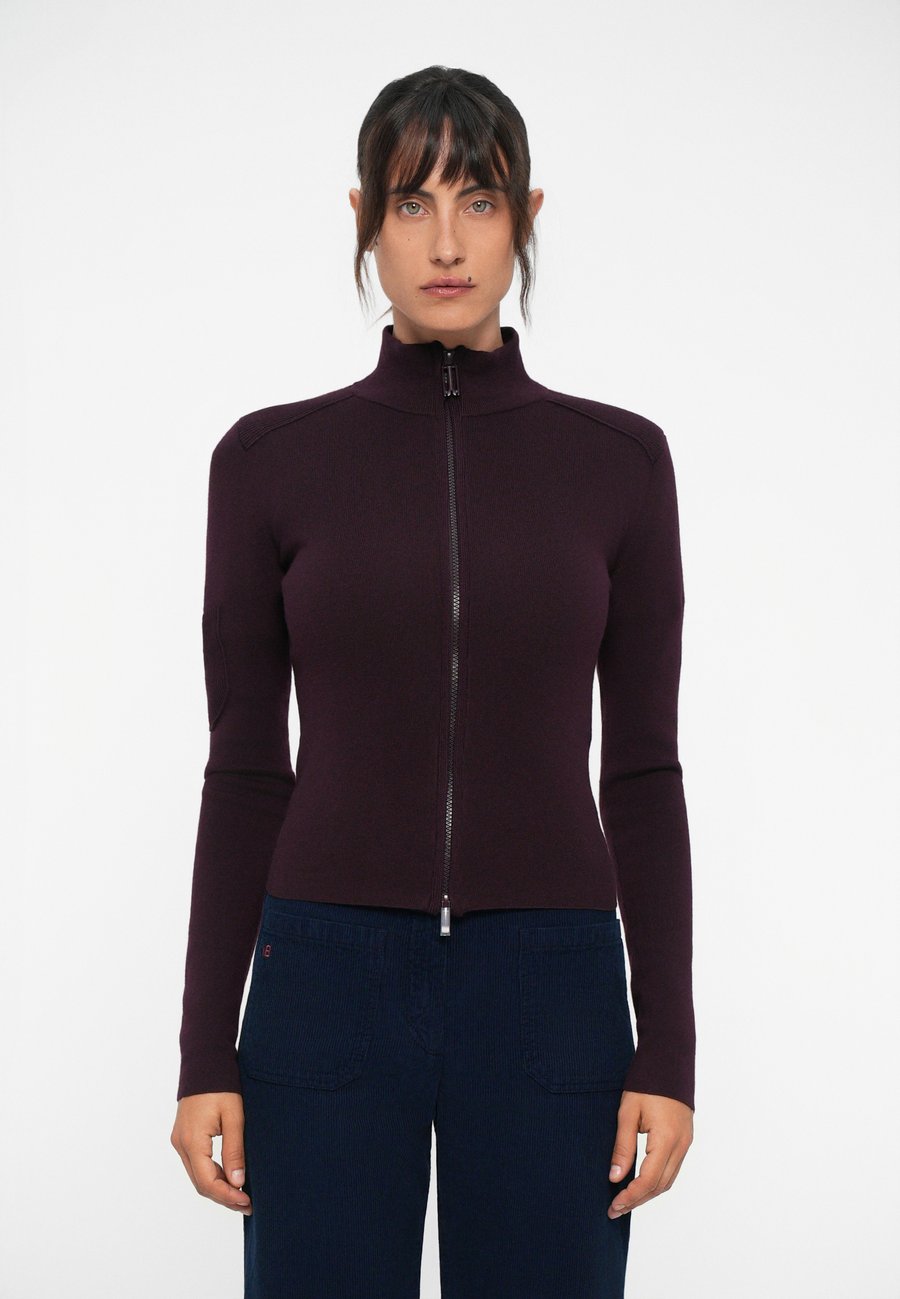 Кардиган Victoria Beckham PATCH DETAIL ZIPPED, Merlot/Bordeaux
Кардиган Victoria Beckham PATCH DETAIL ZIPPED, Merlot/Bordeaux