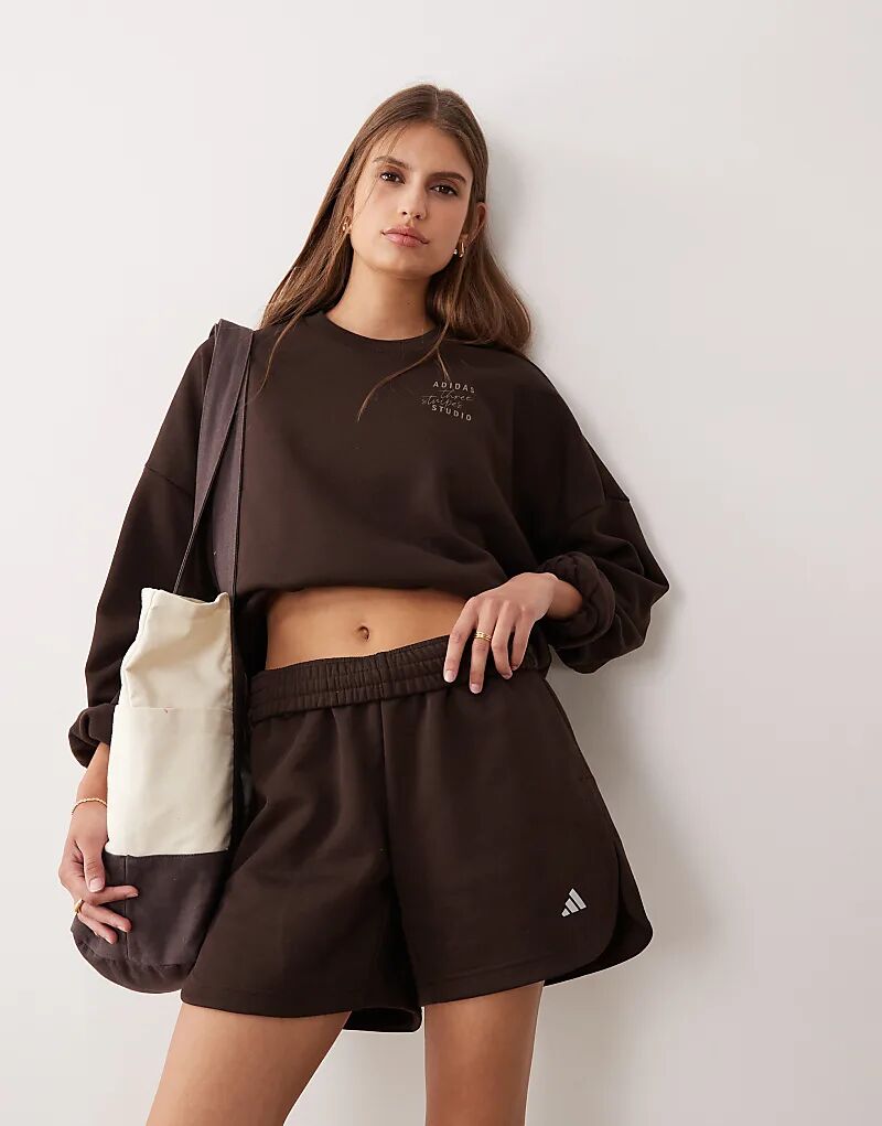 Толстовка Adidas Performance Three Stripes Studios коричневого цвета
Толстовка Adidas Performance Three Stripes Studios коричневого цвета