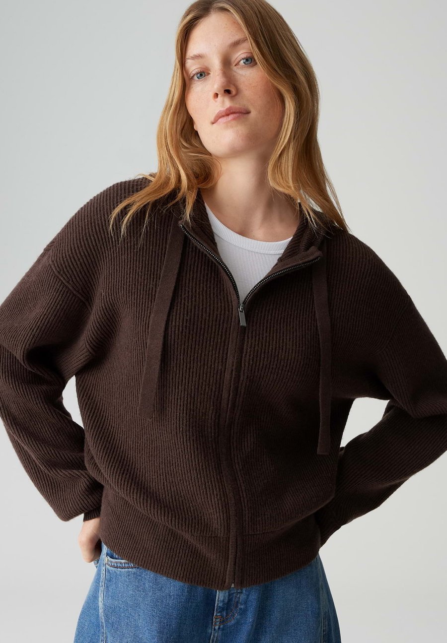 Кардиган OPUS LOOSE FIT STRAIGHT CUT, Coffee Bean/Brown
Кардиган OPUS LOOSE FIT STRAIGHT CUT, Coffee Bean/Brown