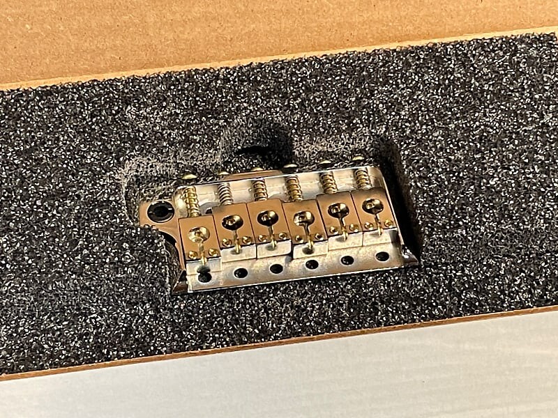 Запатентованный механически обработанный бридж тремоло PRS Gen-2 Nickel Patented Machined Tremolo Bridge
Запатентованный механически обработанный бридж тремоло PRS Gen-2 Nickel Patented Machined Tremolo Bridge