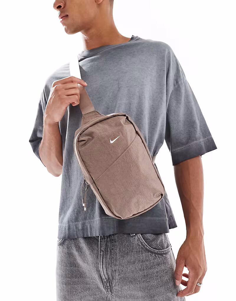 Сумка через плечо Nike Aura коричневого цвета
Сумка через плечо Nike Aura коричневого цвета