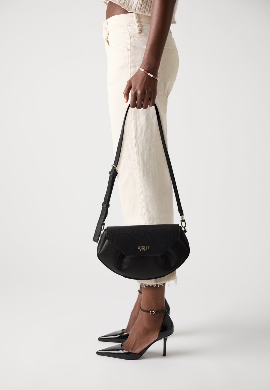 Сумка кросс-боди Guess AMORETTE FLAP , Black
Сумка кросс-боди Guess AMORETTE FLAP , Black