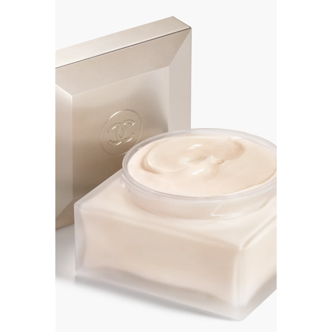Увлажняющий крем для тела Gabrielle Body Cream Chanel, 150 гр
Увлажняющий крем для тела Gabrielle Body Cream Chanel, 150 гр