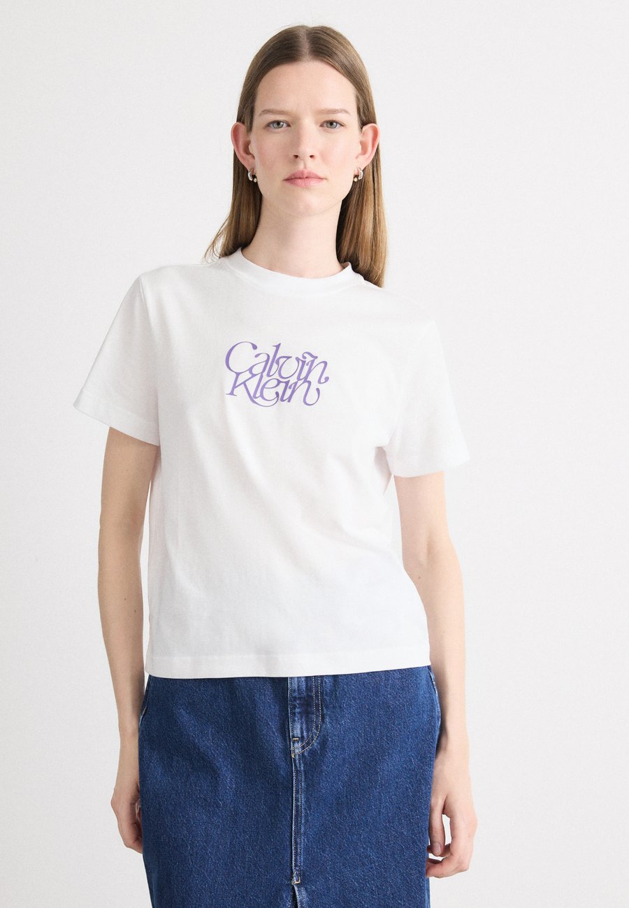 Футболка Calvin Klein Jeans SCRIPT, Brilliant White/White, Белый, Футболка Calvin Klein Jeans SCRIPT, Brilliant White/White
Футболка Calvin Klein Jeans SCRIPT, Brilliant White/White, Белый, Футболка Calvin Klein Jeans SCRIPT, Brilliant White/White