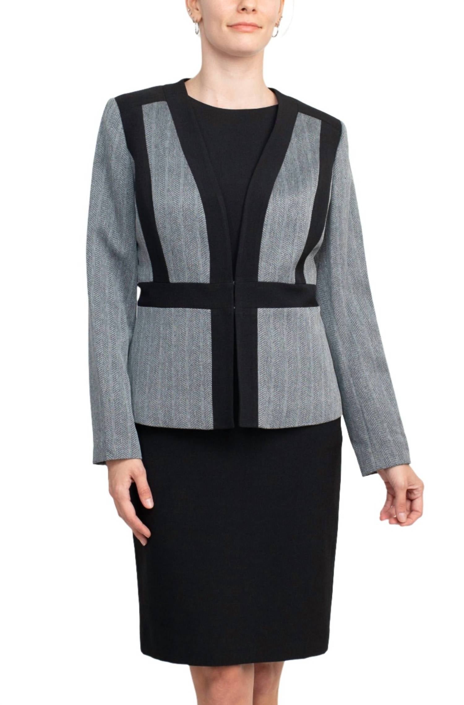 Le Suit Платье из крепа с кардиганом в меланжевом узоре «елочка» серо-черного цвета
Le Suit Платье из крепа с кардиганом в меланжевом узоре «елочка» серо-черного цвета