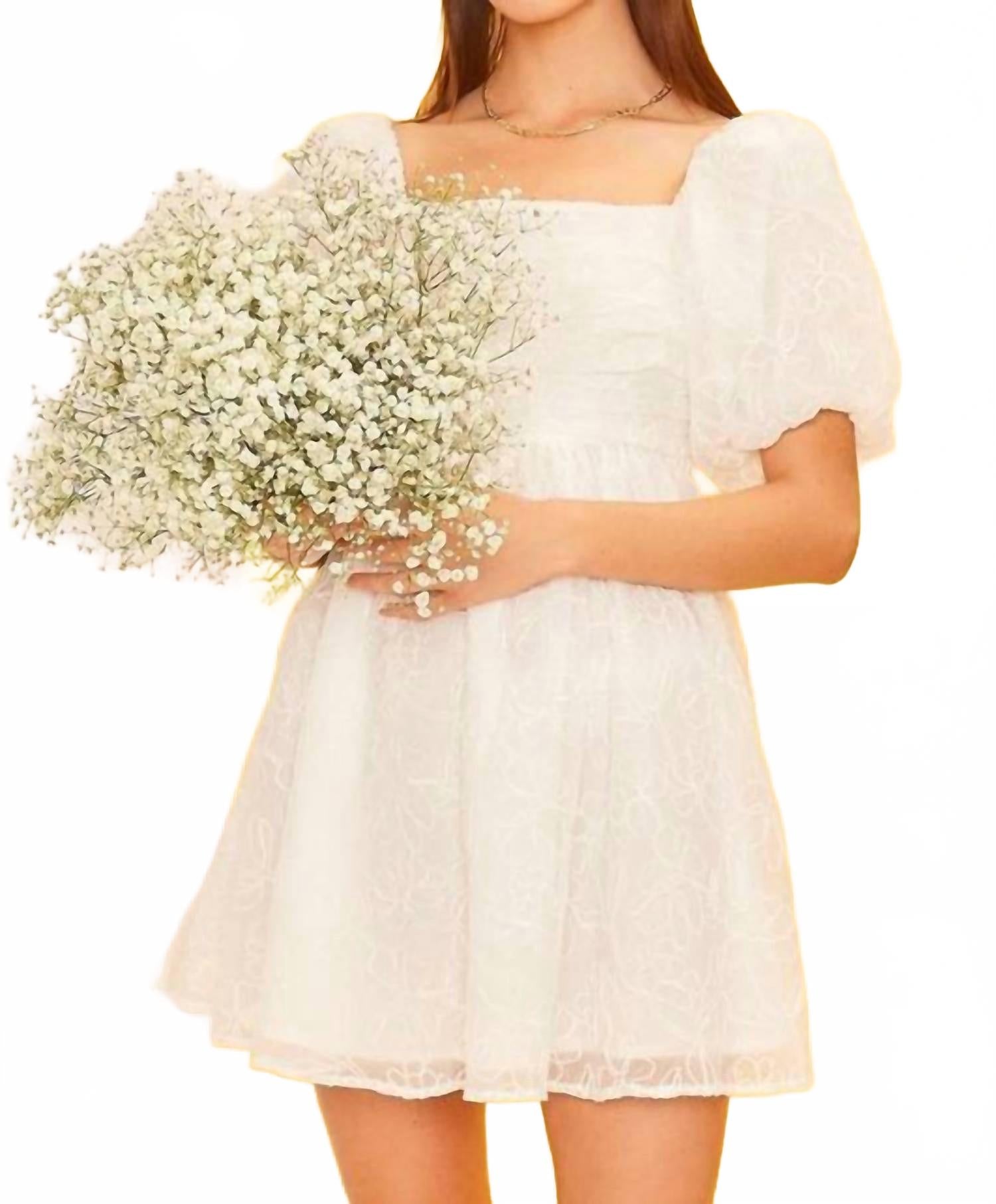 Белое платье-бэбидол с вышивкой цветов и пышными рукавами Main Strip
Белое платье-бэбидол с вышивкой цветов и пышными рукавами Main Strip