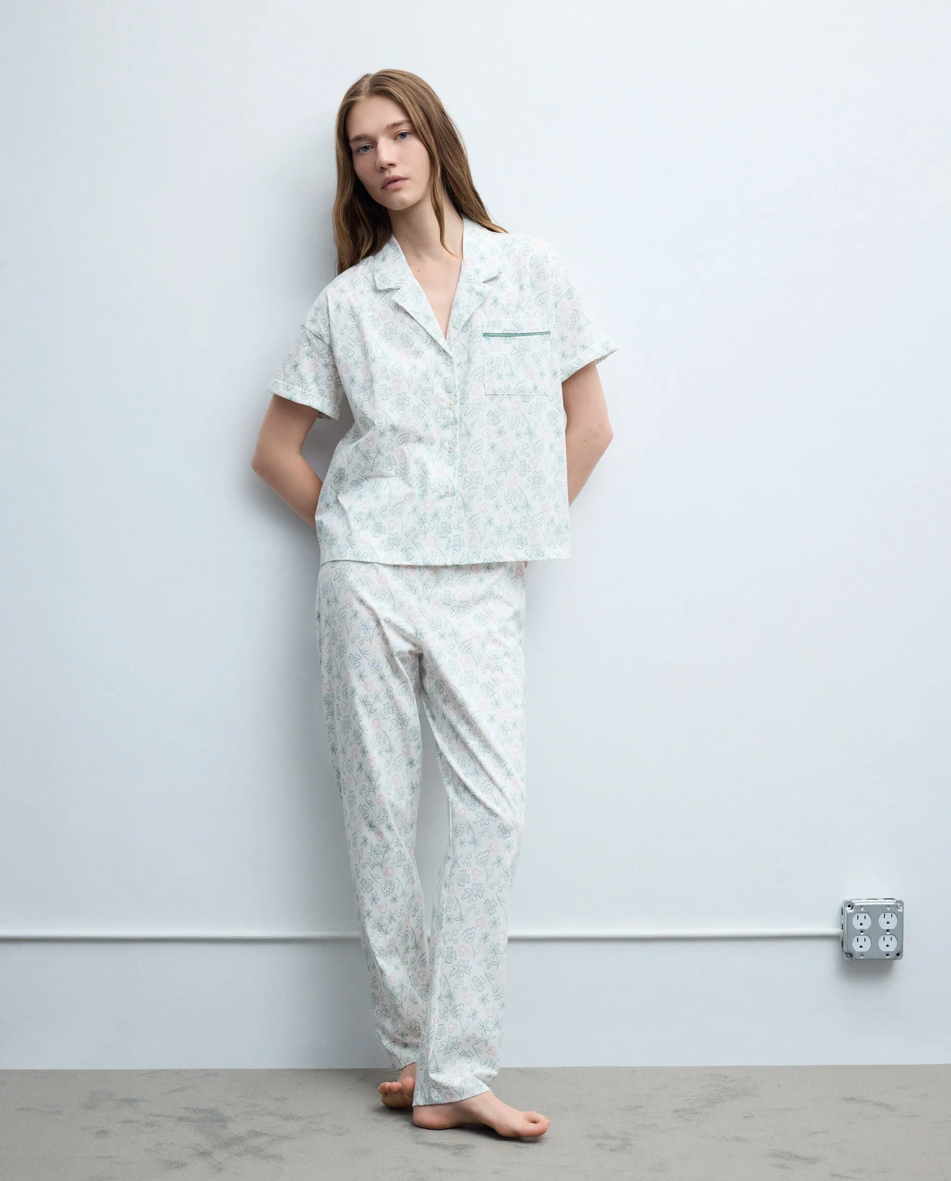 Женский комплект пижамы с принтом Микки Мауса и бантами, с лацканом, короткими рукавами и длинными штанами Easy Wear, бежевый
Женский комплект пижамы с принтом Микки Мауса и бантами, с лацканом, короткими рукавами и длинными штанами Easy Wear, бежевый