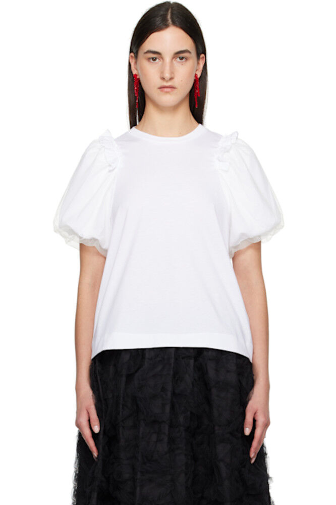 Белая футболка с оборкой и накладным рукавом из тюля Simone Rocha
Белая футболка с оборкой и накладным рукавом из тюля Simone Rocha