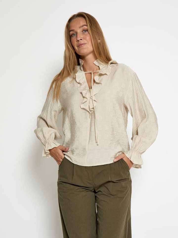 Блузка в стиле Cloud Dancer minus
Блузка в стиле Cloud Dancer minus