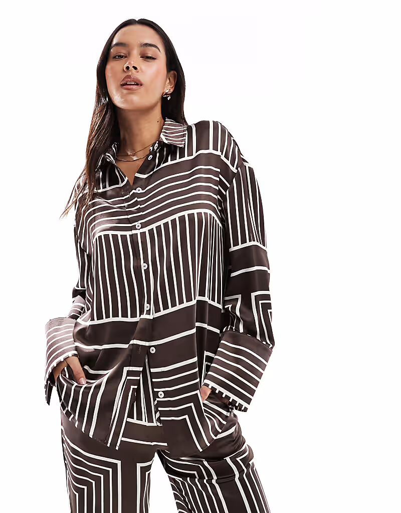 Атласная рубашка с широкими манжетами спереди и пуговицами в коричневом плиточном узоре 4Th & Reckless
Атласная рубашка с широкими манжетами спереди и пуговицами в коричневом плиточном узоре 4Th & Reckless