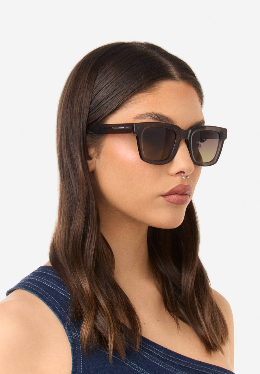 Солнцезащитные очки Hawkers ONE UPTOWN, Brown
Солнцезащитные очки Hawkers ONE UPTOWN, Brown