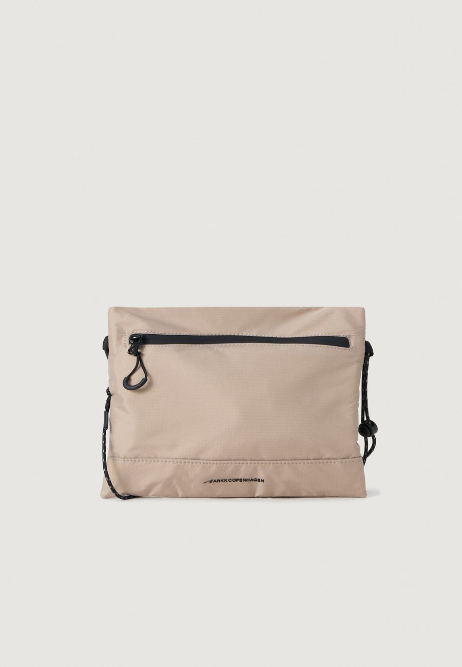 Сумка кросс-боди ARKK Copenhagen ACCESSORY BAG UNISEX, Stone/Grey
Сумка кросс-боди ARKK Copenhagen ACCESSORY BAG UNISEX, Stone/Grey