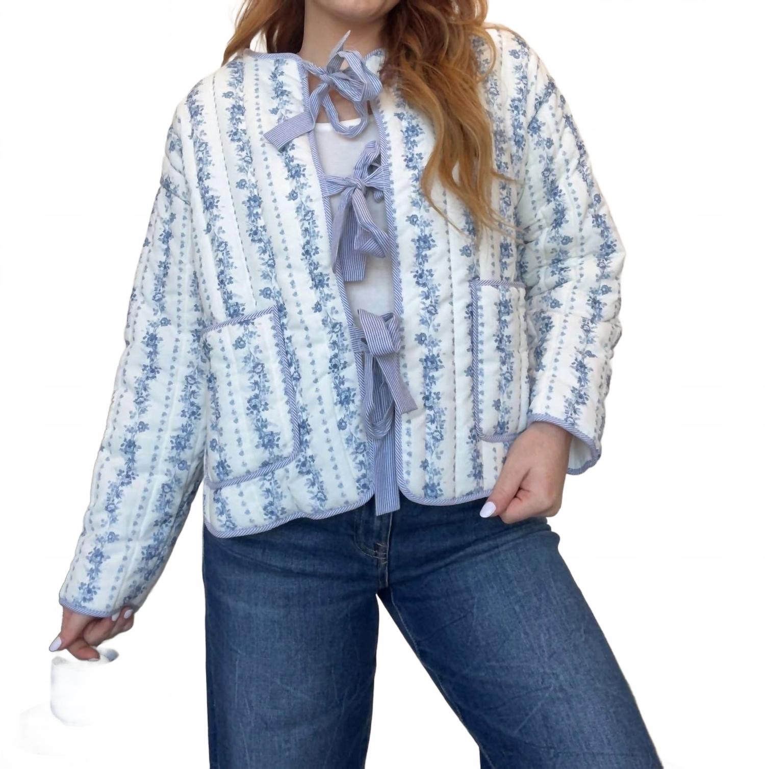 Стеганая куртка с цветочным принтом и бантом синего цвета Peach Love, синий
Стеганая куртка с цветочным принтом и бантом синего цвета Peach Love, синий