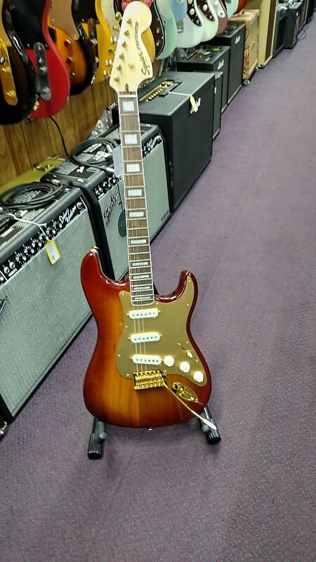 Squier 40th Anniversary Gold Edition Stratocaster
Squier 40th Anniversary Gold Edition Stratocaster