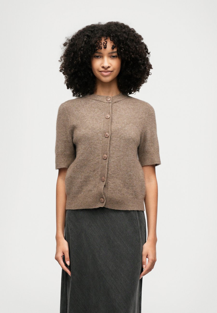 Кардиган Samsøe Samsøe NOURA CARDIGAN, Fossil/Taupe
Кардиган Samsøe Samsøe NOURA CARDIGAN, Fossil/Taupe