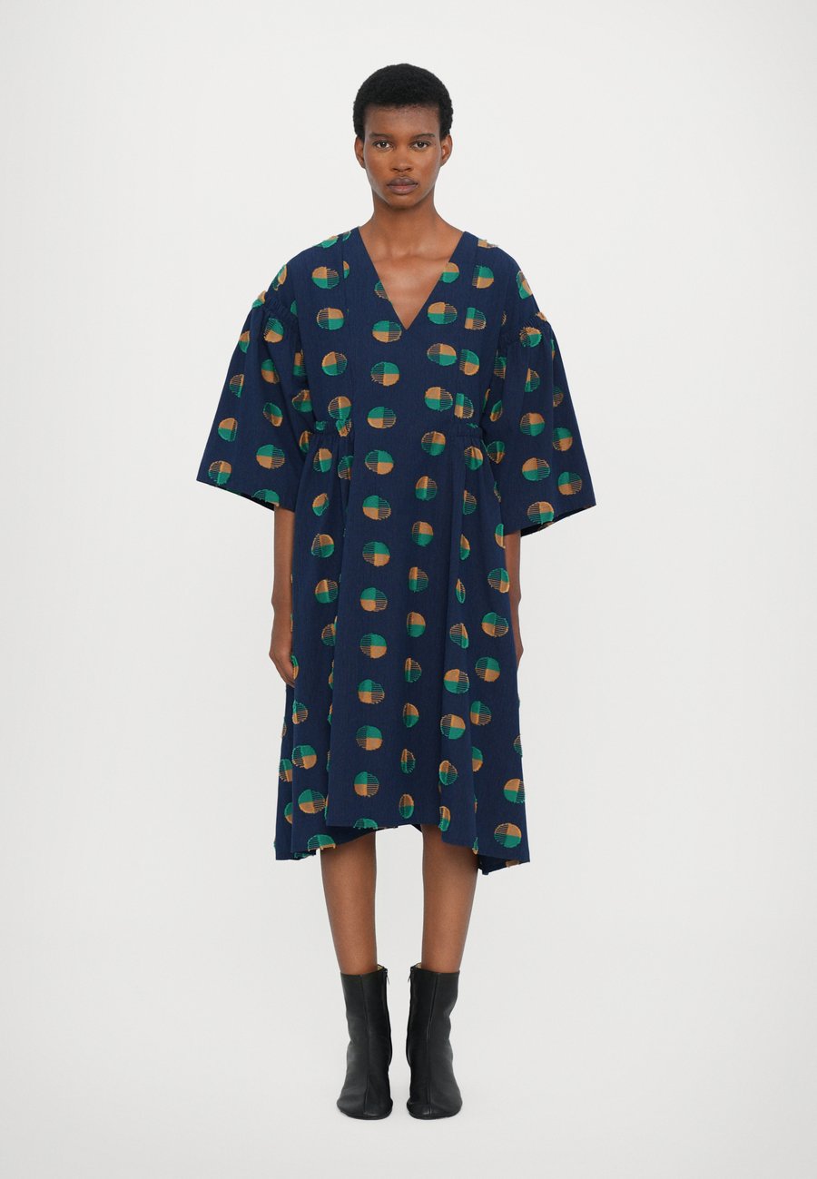 Платье Henrik Vibskov RE PUMP DRESS, Dark Blue
Платье Henrik Vibskov RE PUMP DRESS, Dark Blue