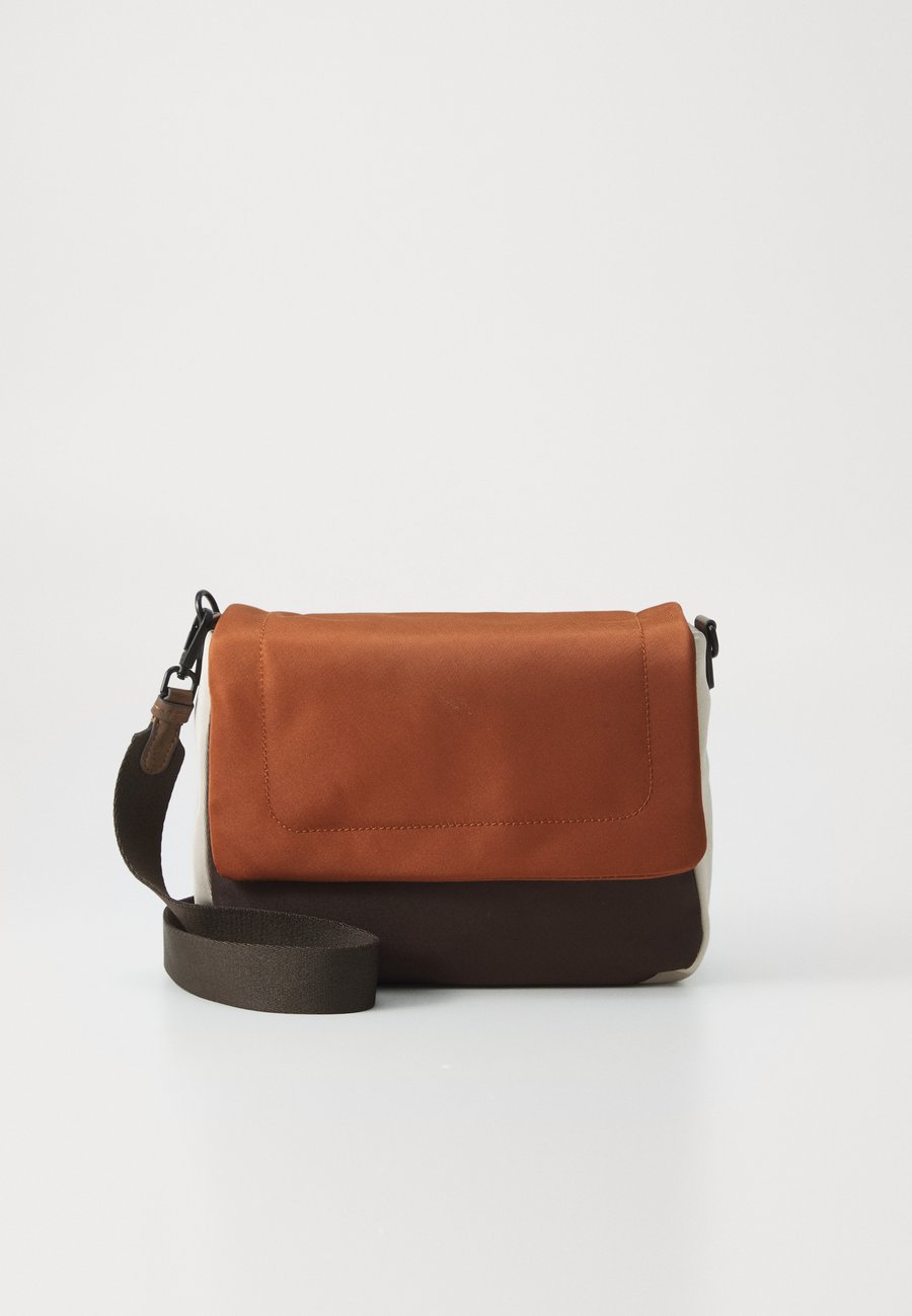 Сумка кросс-боди PARFOIS CROSSBODY BAG SABRINA , Orange
Сумка кросс-боди PARFOIS CROSSBODY BAG SABRINA , Orange