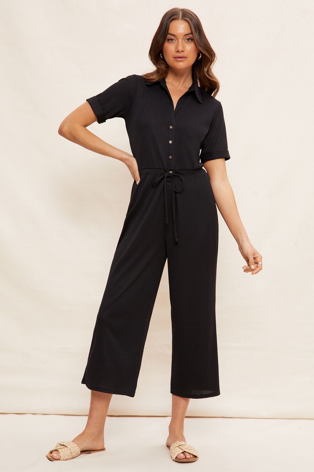 Трикотажный комбинезон с короткими рукавами застежкой на пуговицы и широкими штанинами Friends Like These, черный
Трикотажный комбинезон с короткими рукавами застежкой на пуговицы и широкими штанинами Friends Like These, черный