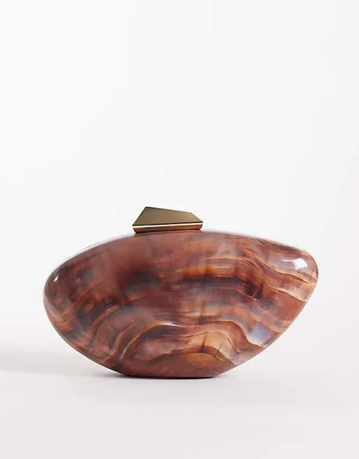 Коричневый клатч из смолы New Look Box с узором
Коричневый клатч из смолы New Look Box с узором