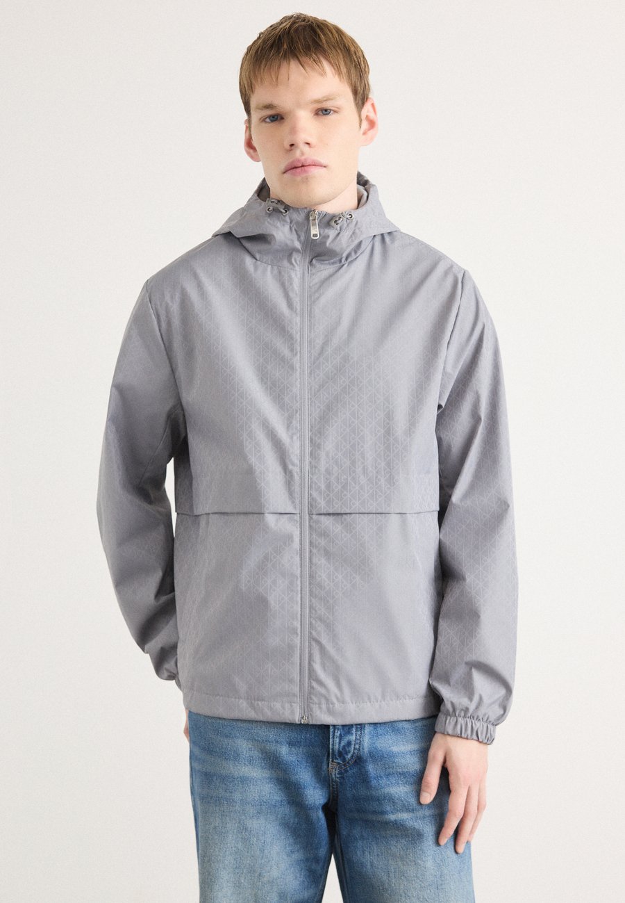 Куртка Calvin Klein Jeans Waterproof jacket, Chiseled Stone/Light Grey
Куртка Calvin Klein Jeans Waterproof jacket, Chiseled Stone/Light Grey