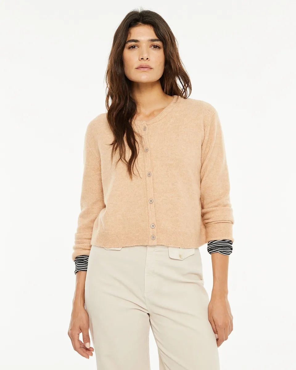 Женский вязаный кардиган с круглым вырезом и застежкой на пуговицы System Action, бежевый
Женский вязаный кардиган с круглым вырезом и застежкой на пуговицы System Action, бежевый