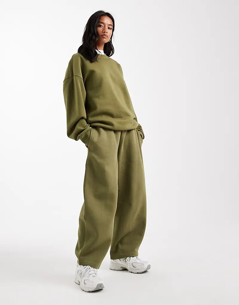 Спортивные брюки ASOS DESIGN Petite с защипами сзади и бочкообразным кроем цвета хаки
Спортивные брюки ASOS DESIGN Petite с защипами сзади и бочкообразным кроем цвета хаки