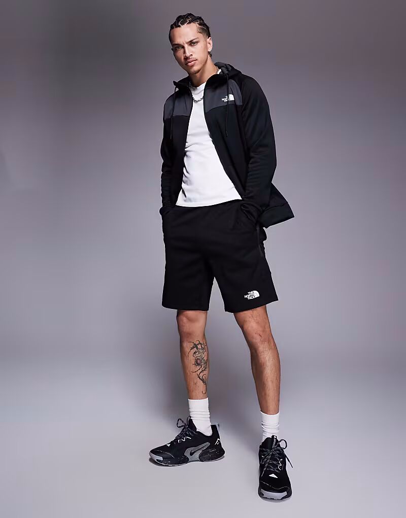 Флисовые шорты North Face Mountain Athletics черного цвета 
Флисовые шорты North Face Mountain Athletics черного цвета