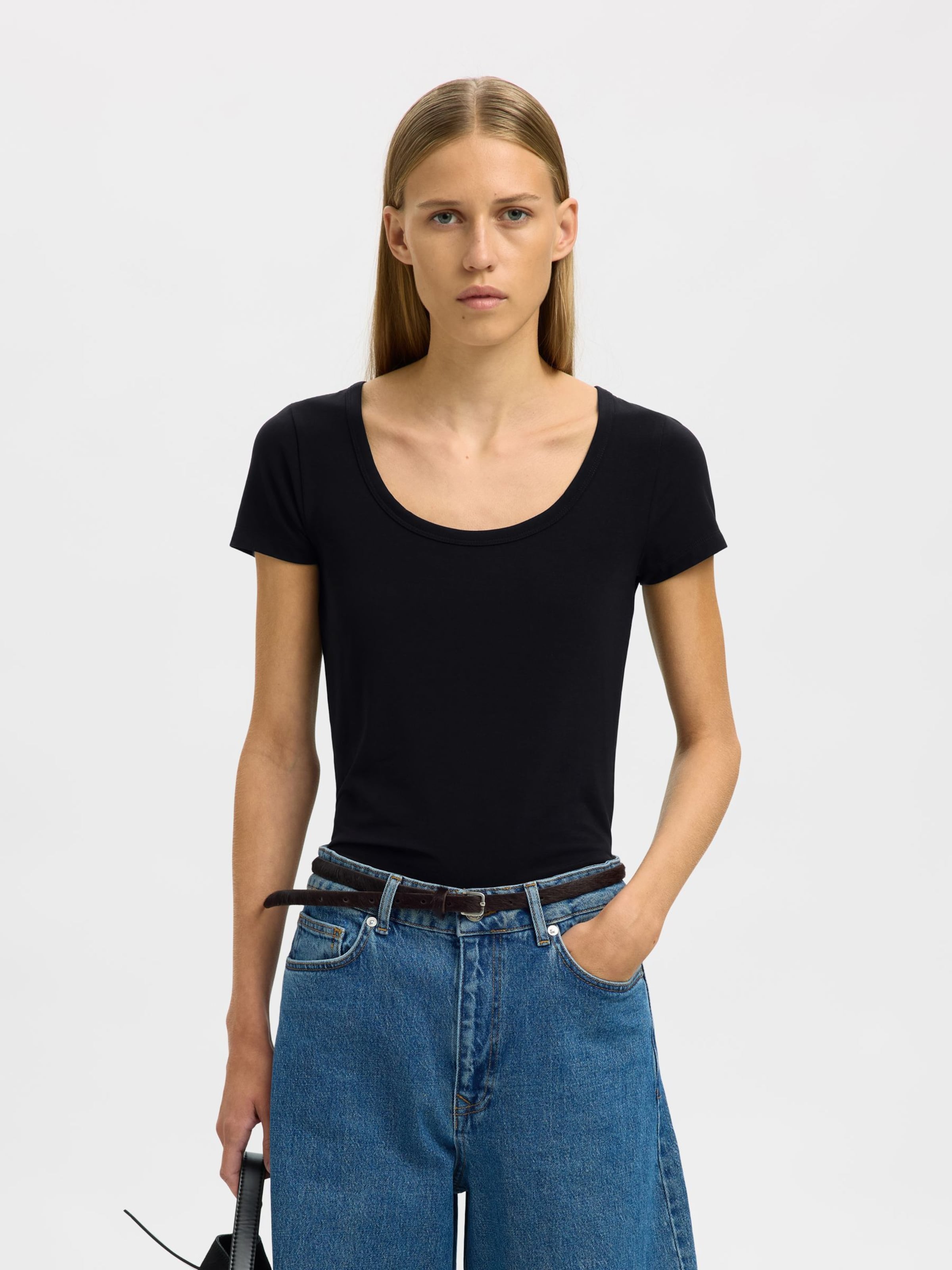 SELECTED Футболка в черном цвете
SELECTED Футболка в черном цвете