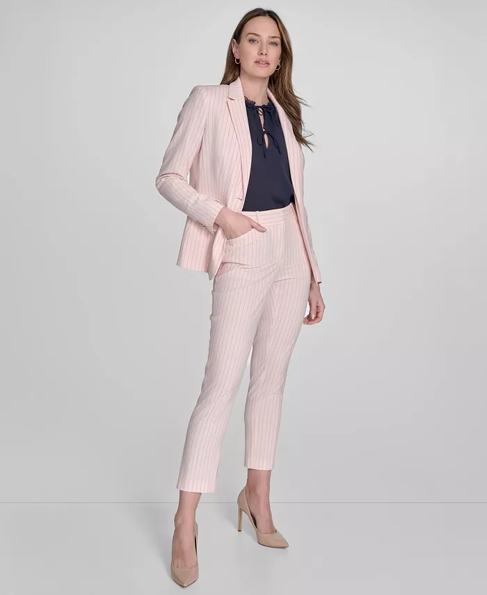 Женская блуза с разрезом на шее и расклешенными рукавами, однобортный блейзер и узкие брюки Tommy Hilfiger, розовый
Женская блуза с разрезом на шее и расклешенными рукавами, однобортный блейзер и узкие брюки Tommy Hilfiger, розовый