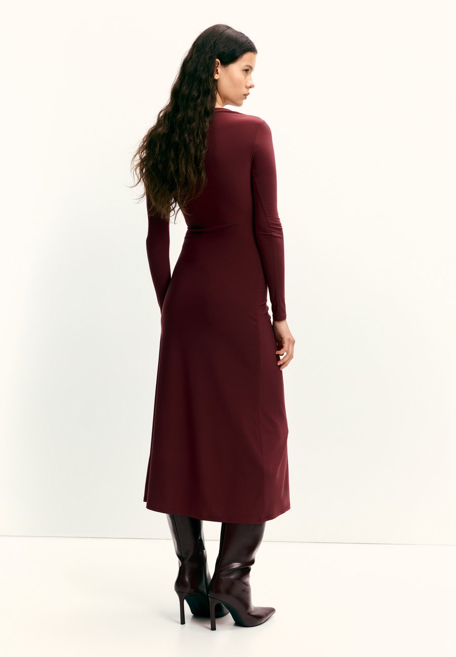 Платье PULL&BEAR SOFT DRAPED, Bordeaux
Платье PULL&BEAR SOFT DRAPED, Bordeaux