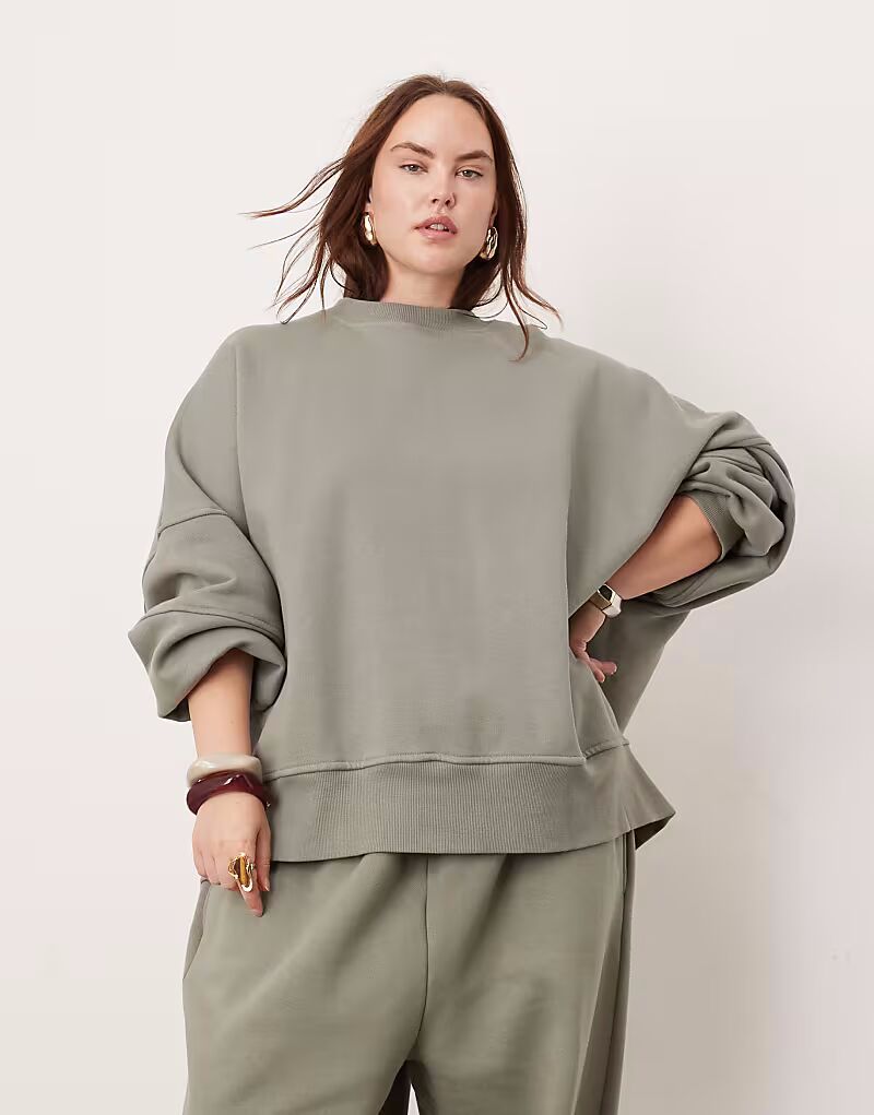 Толстовка премиум-класса ASOS EDITION Curve из плотной ткани с отделкой швами оливкового цвета
Толстовка премиум-класса ASOS EDITION Curve из плотной ткани с отделкой швами оливкового цвета