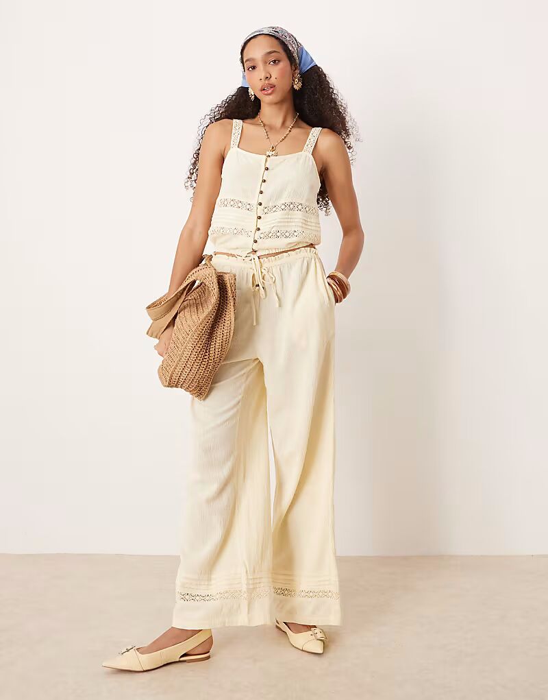 Комбинезон из жатых брюк River Island светло-желтого цвета
Комбинезон из жатых брюк River Island светло-желтого цвета