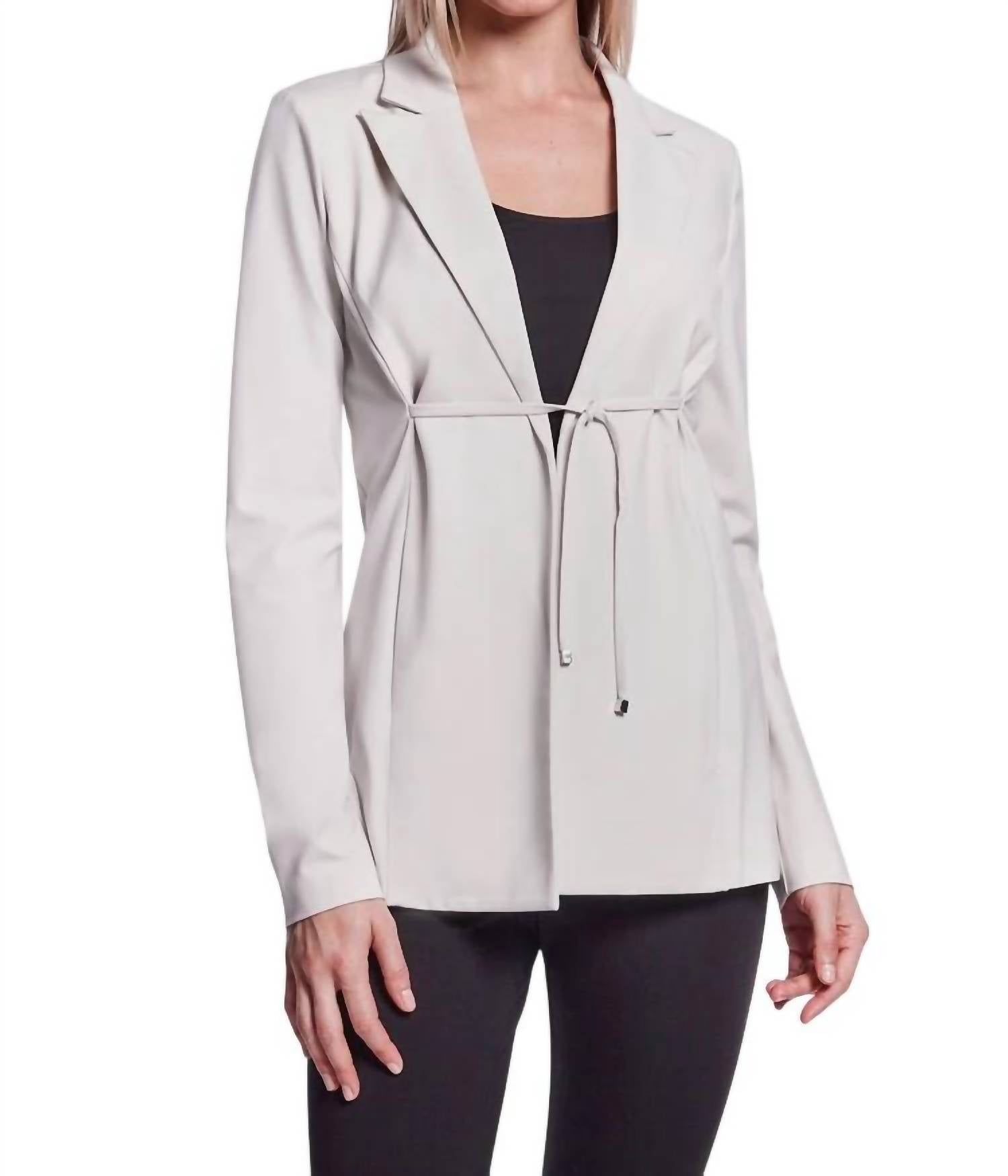 Экстремальный блейзер цвета мела Capsule 121, цвет chalk
Экстремальный блейзер цвета мела Capsule 121, цвет chalk