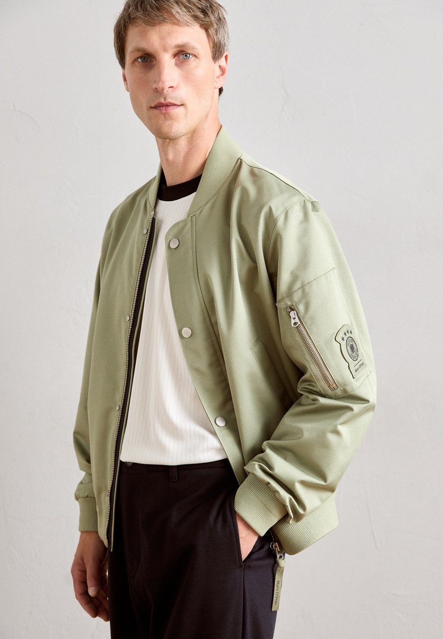 Куртка Marc O'Polo MARC O’POLO X DFB TRAVEL COLLECTION JACKET, Avery Fern/Green
Куртка Marc O'Polo MARC O’POLO X DFB TRAVEL COLLECTION JACKET, Avery Fern/Green
