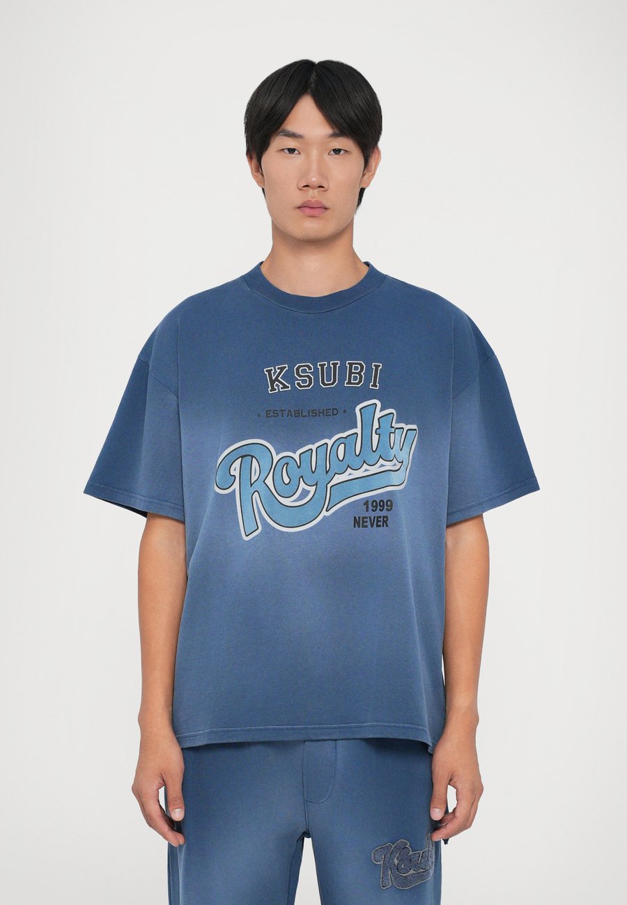 Футболка Ksubi CHAMPIONS EKCESS TEE, Dark Blue/Blue
Футболка Ksubi CHAMPIONS EKCESS TEE, Dark Blue/Blue