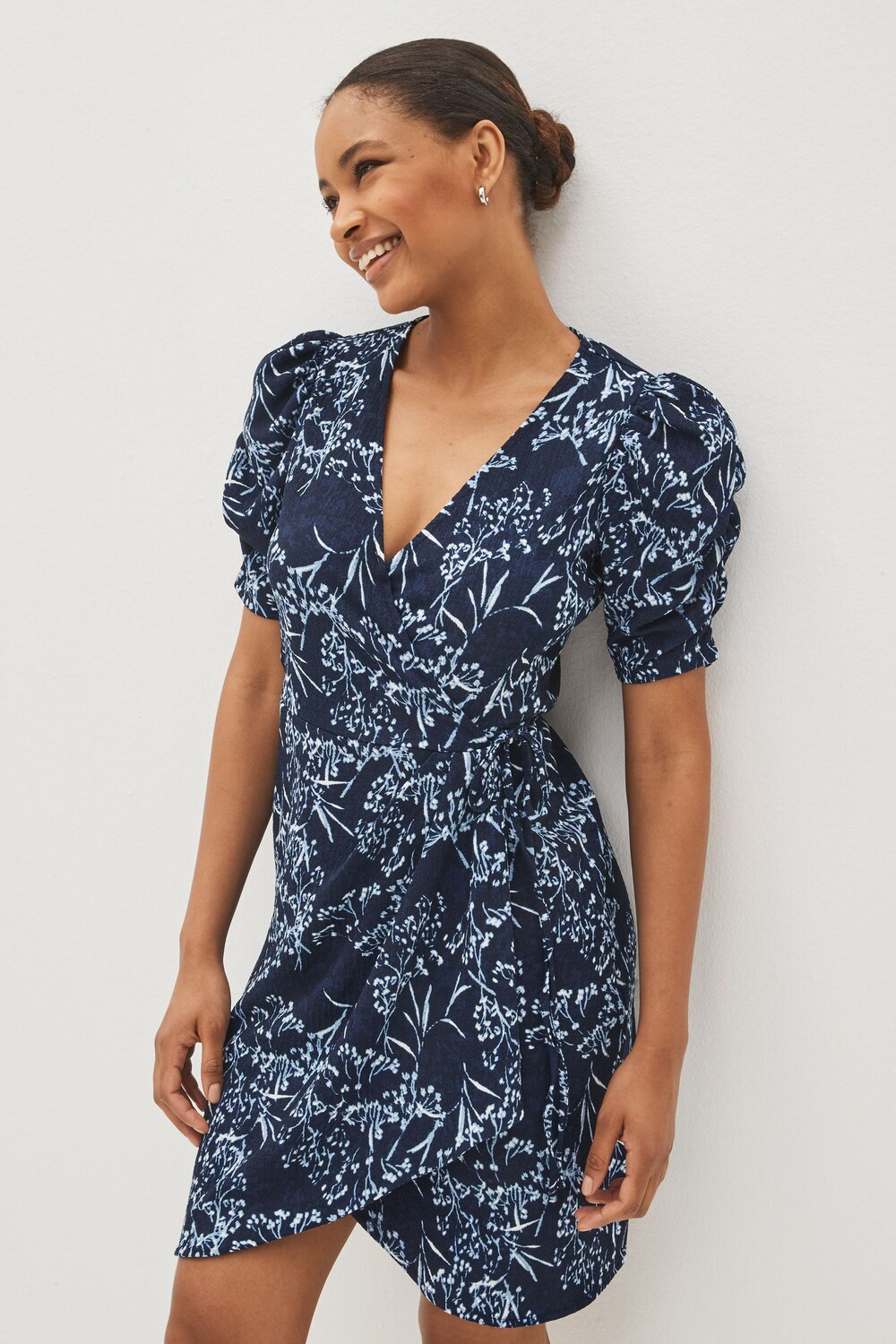 Мини-платье короткими рукавами и V-образным вырезом Next, синий
Мини-платье короткими рукавами и V-образным вырезом Next, синий