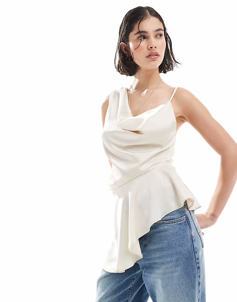 ASOS DESIGN асимметричный атласный топ однотонный
ASOS DESIGN асимметричный атласный топ однотонный